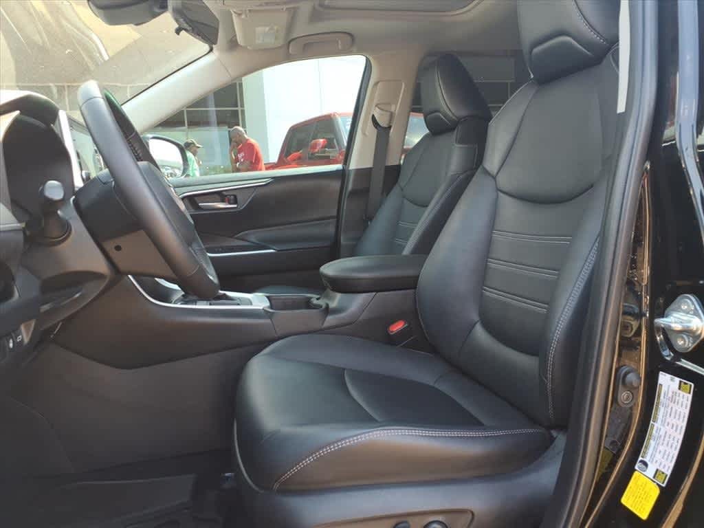 Thumbnail: 2021 Toyota RAV4 - 25