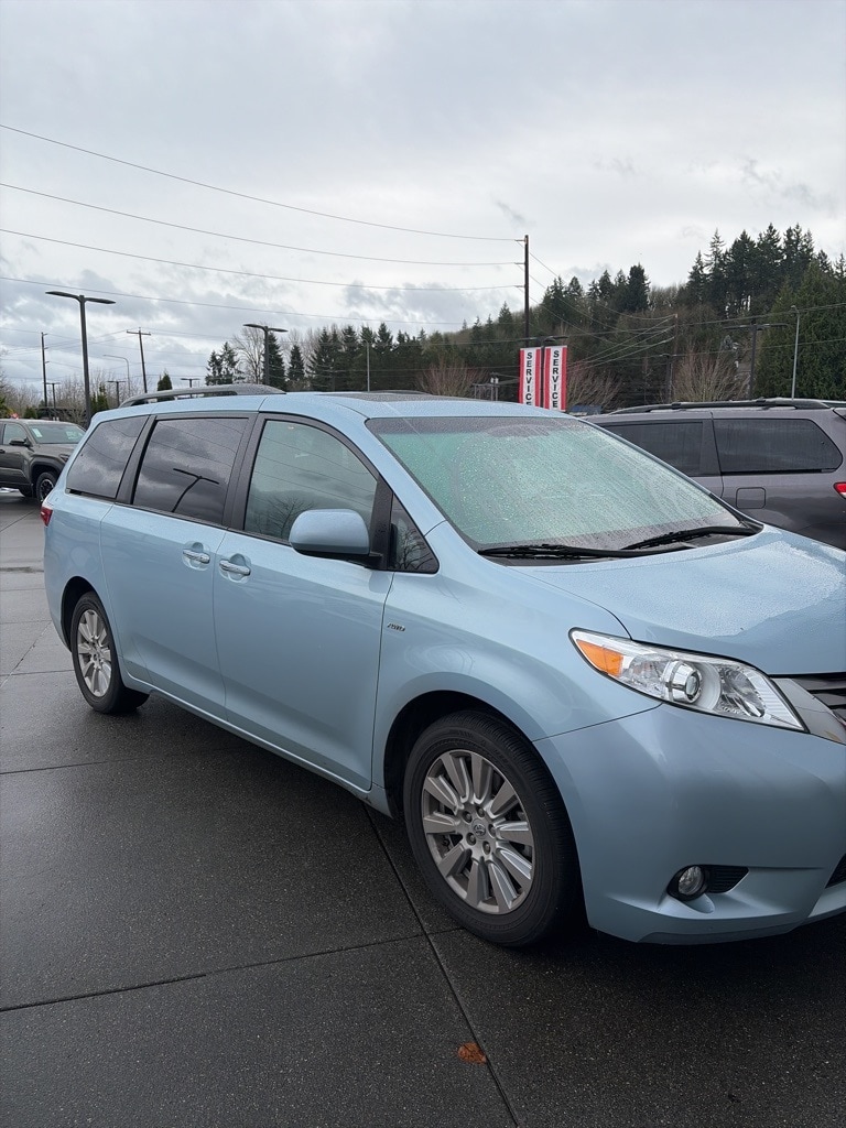 2017 Toyota Sienna XLE's photo