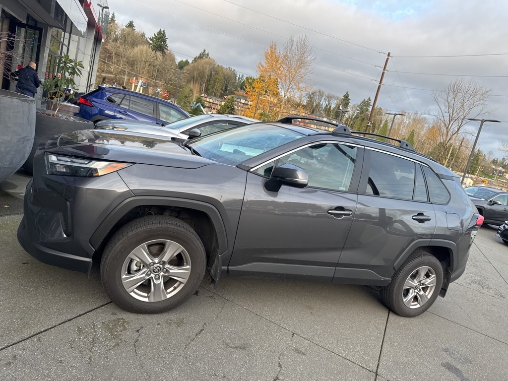 2024 Toyota RAV4 XLE's photo