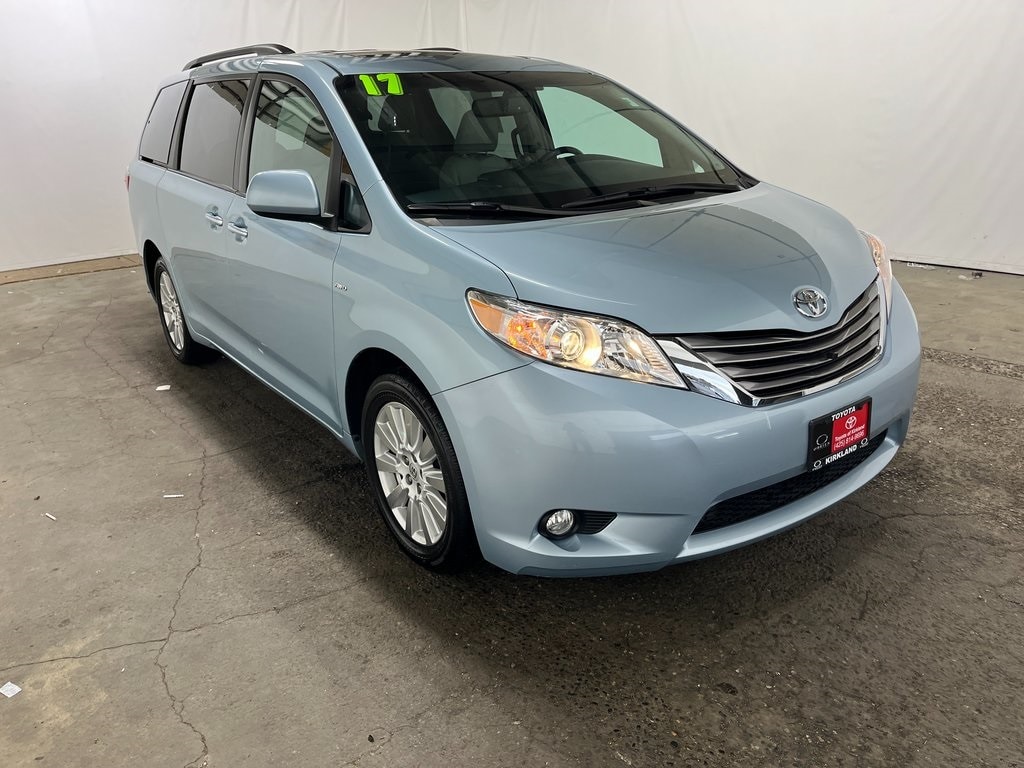 2017 Toyota Sienna XLE's photo