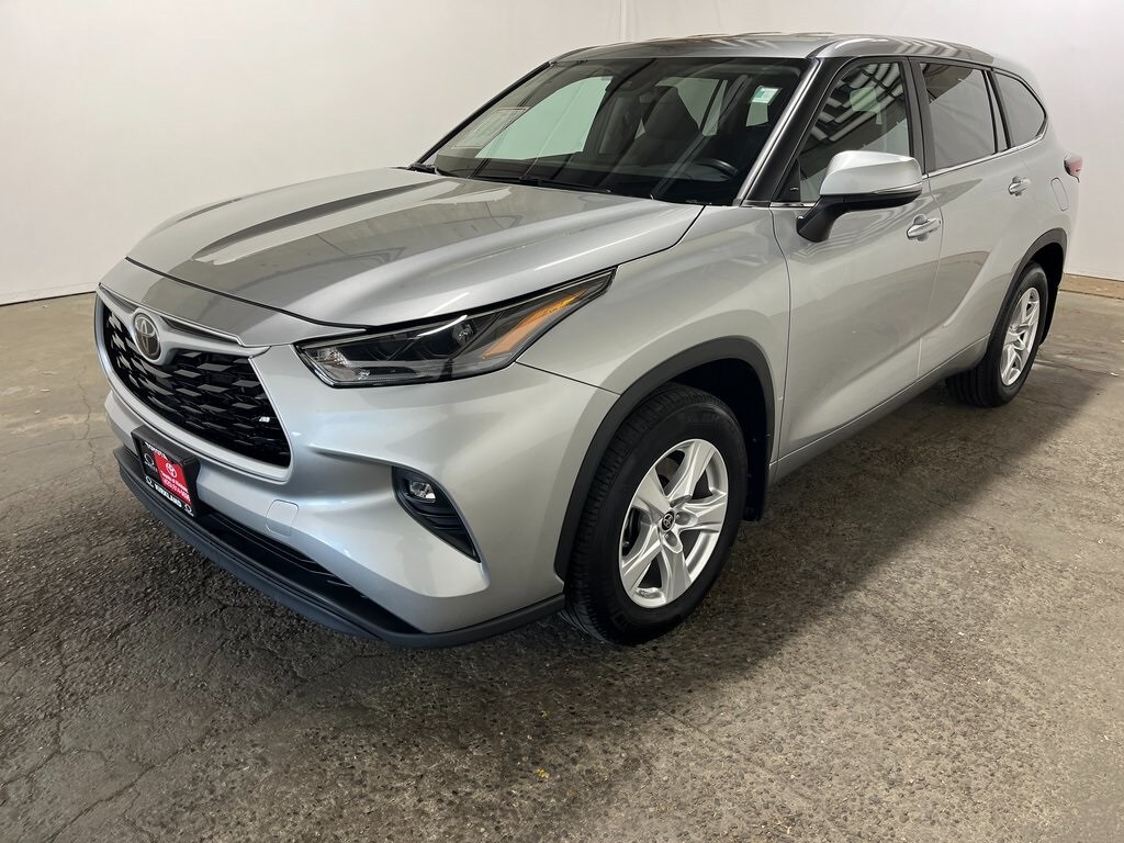 2024 Toyota Highlander LE photo 3