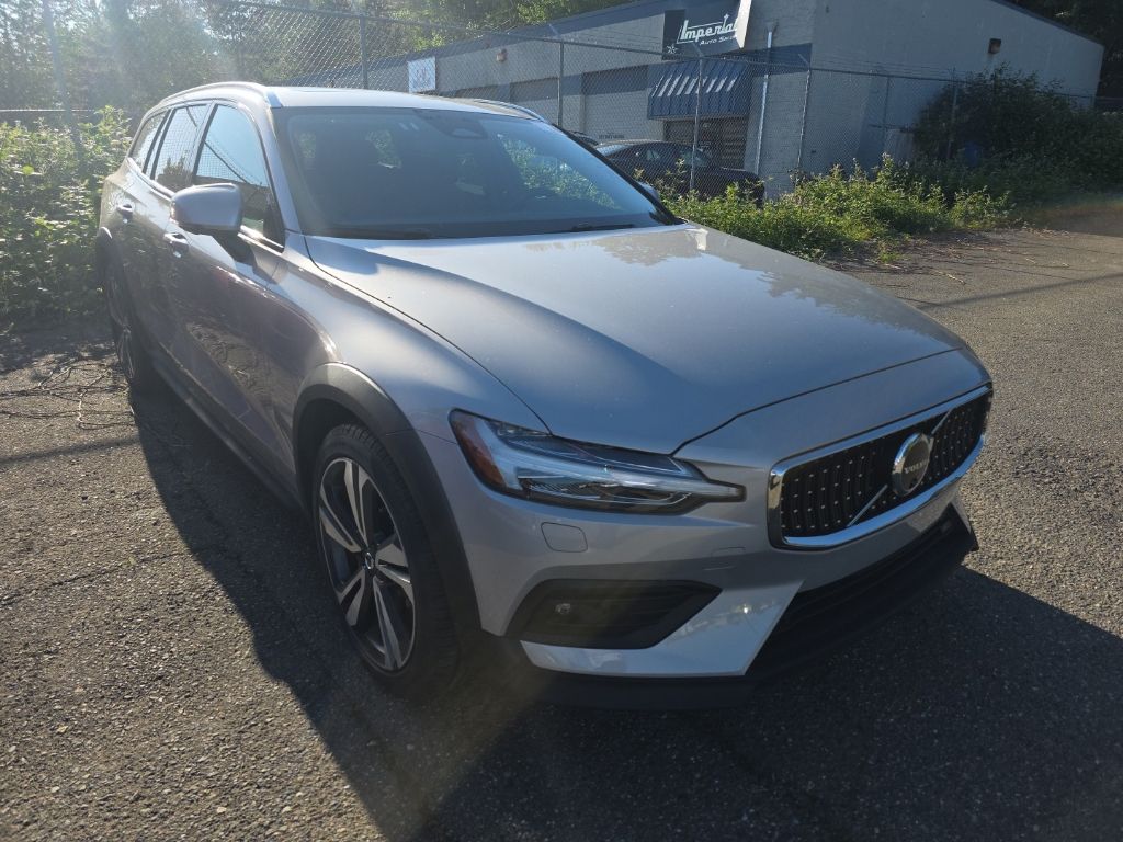 2025 Volvo V60 Cross Country B5 Plus AWD's photo