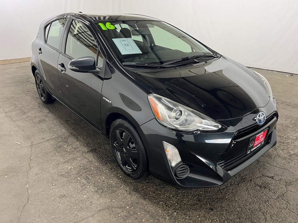 2016 Toyota Prius c Two's photo