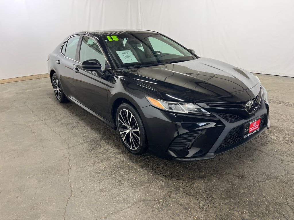 Used 2018 Toyota Camry SE Sedan