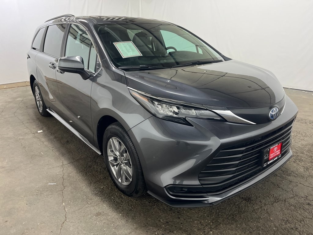 2025 Toyota Sienna LE's photo