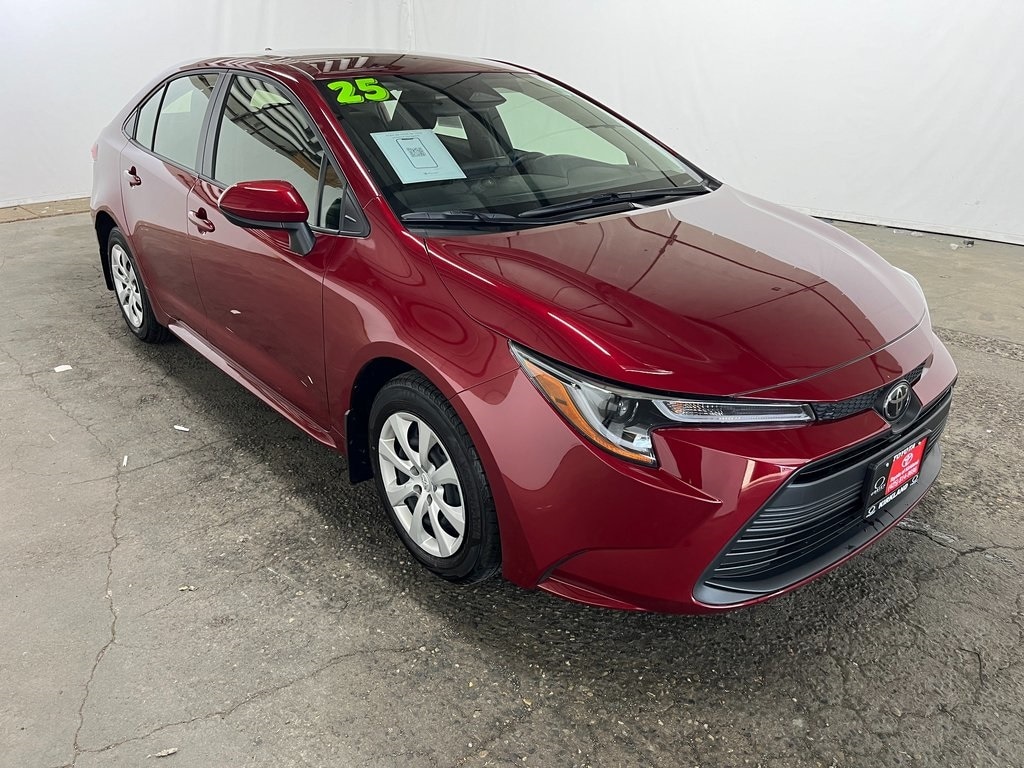 2025 Toyota Corolla LE's photo