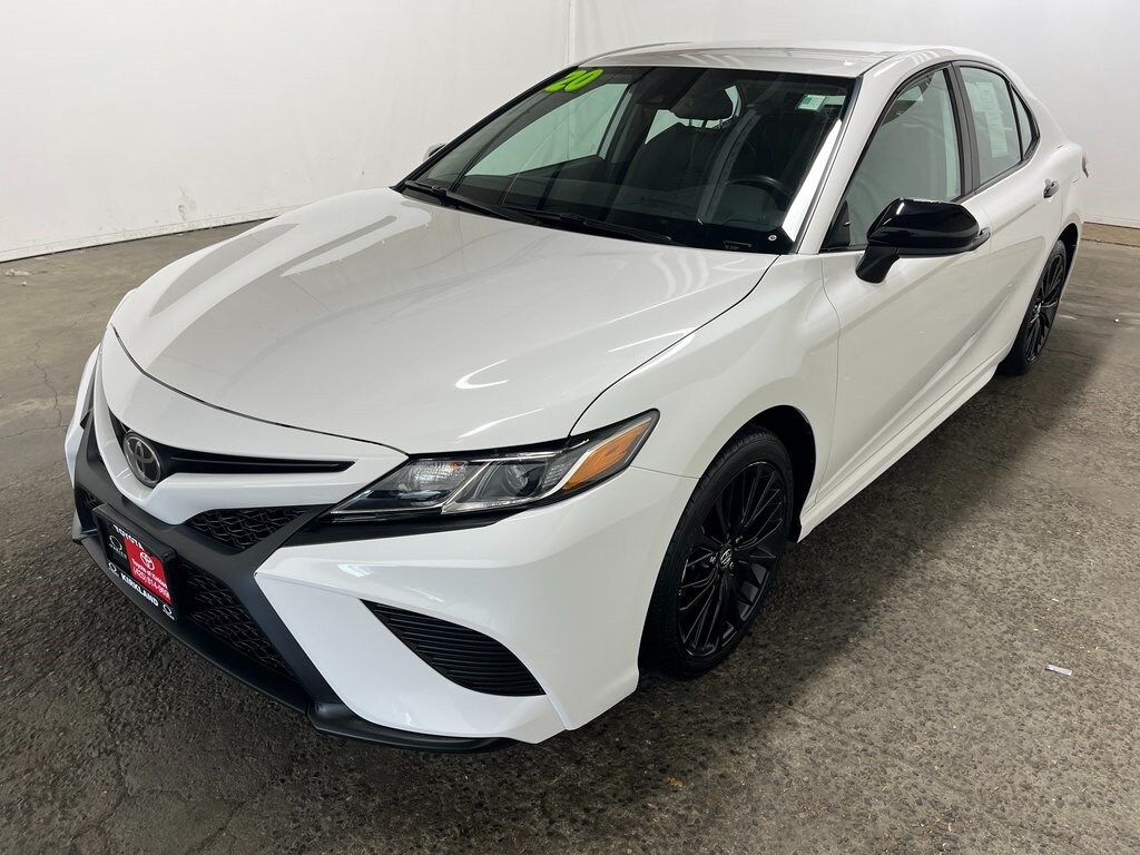 2020 Toyota Camry SE photo 3