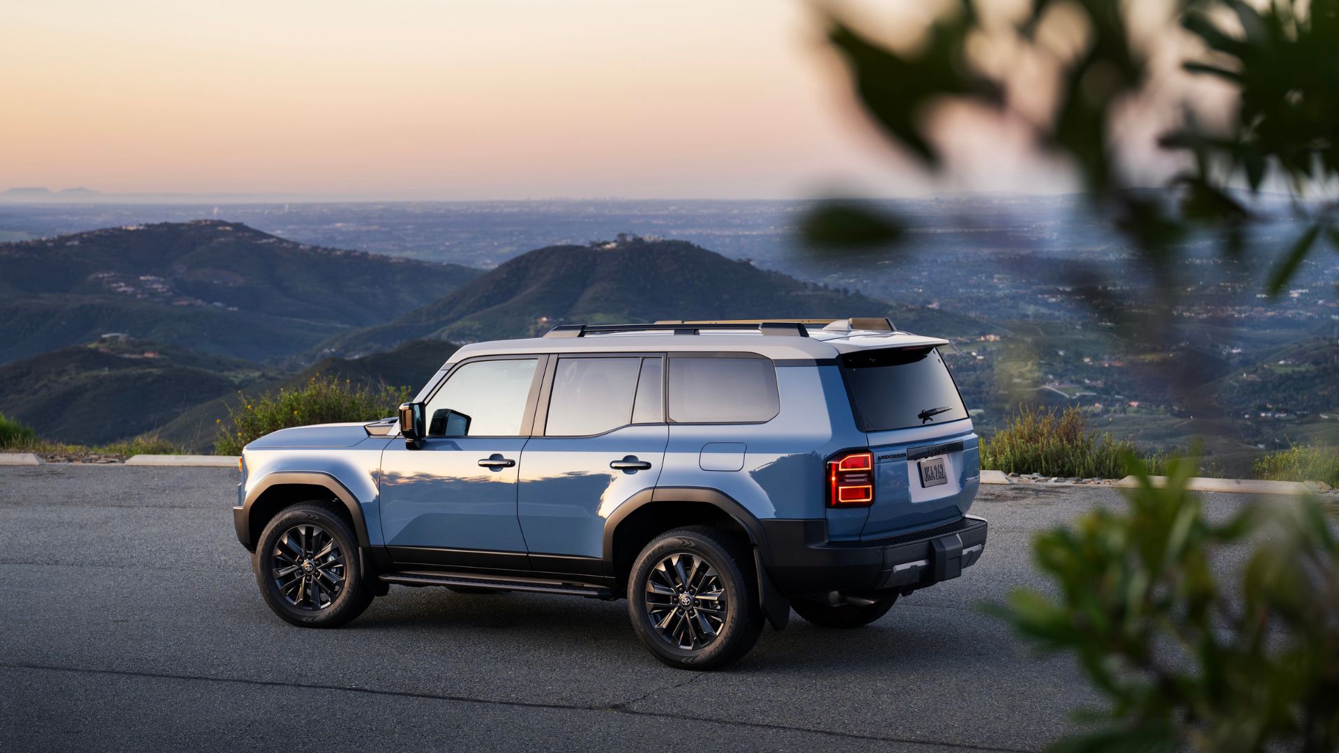 2027_LandCruiser_HeritageBlue_003.jpg
