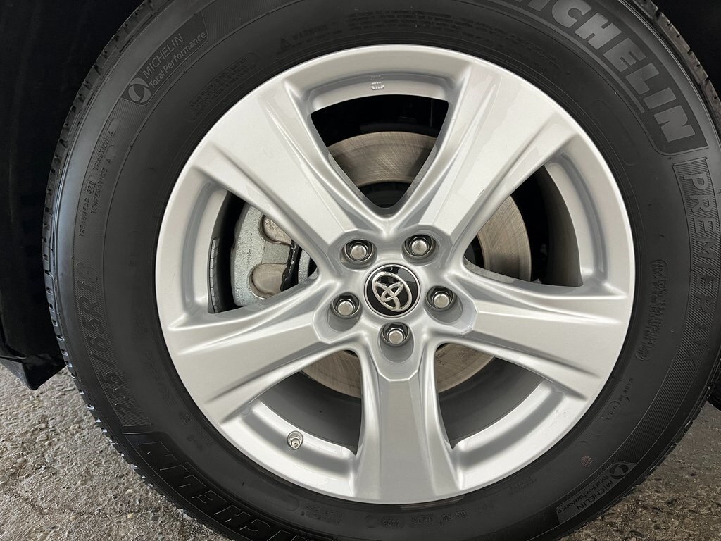 2024 Toyota Highlander LE photo 4