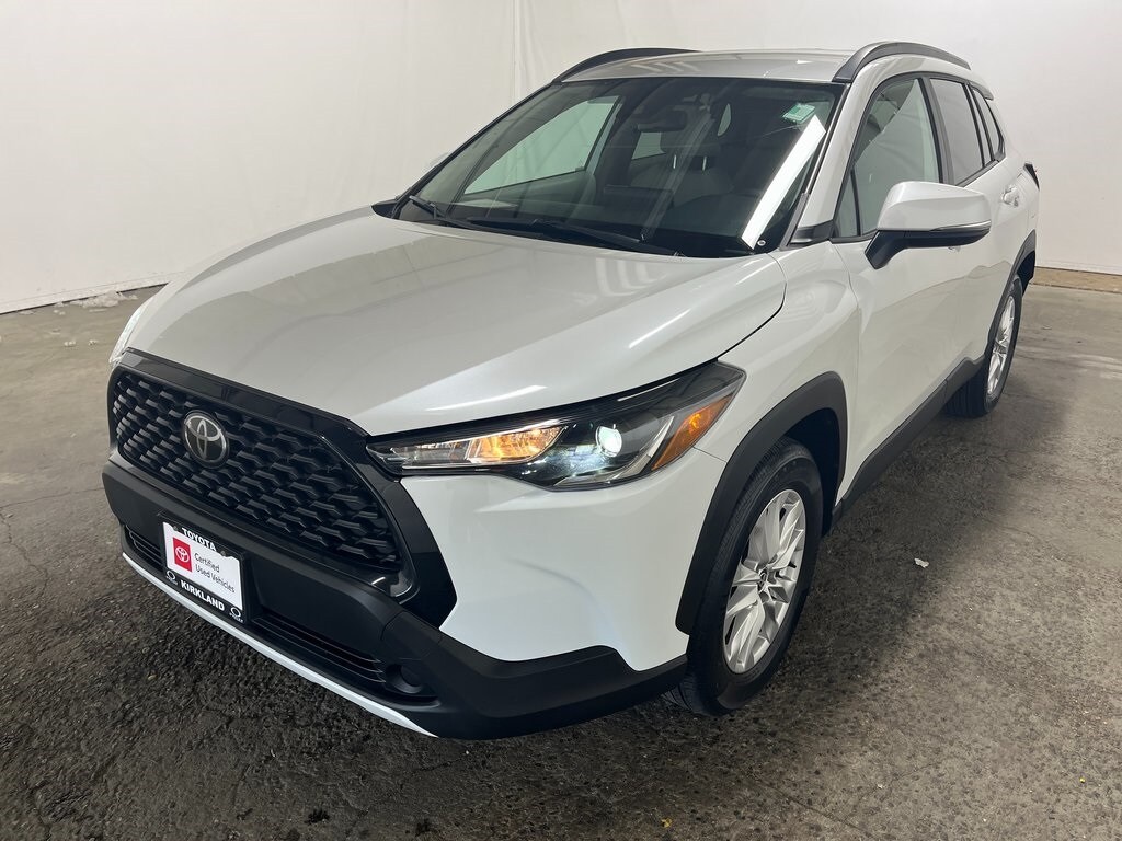 2022 Toyota Corolla Cross LE photo 3