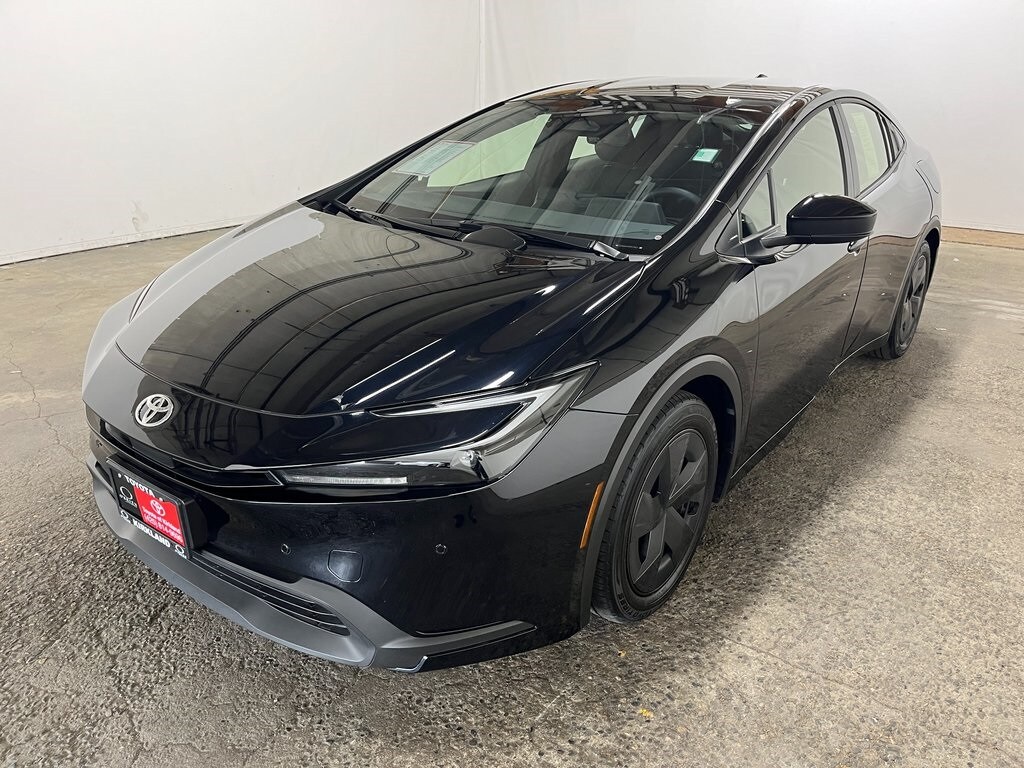 2024 Toyota Prius LE photo 3