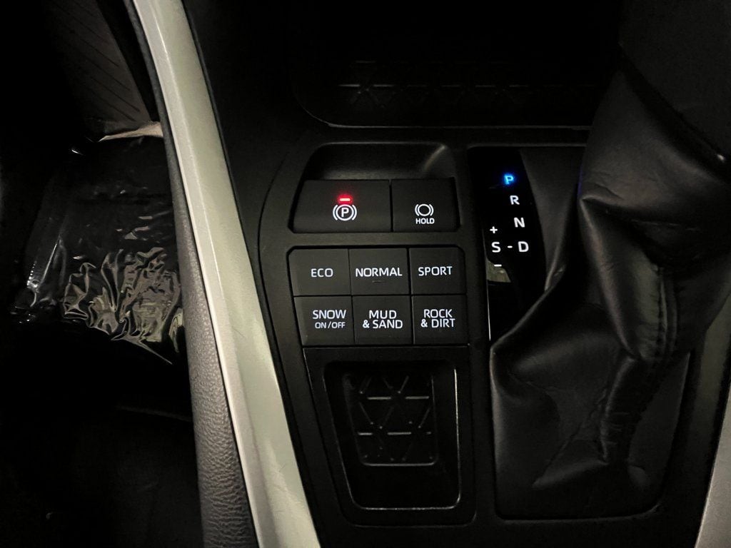 2024 Toyota RAV4 XLE - Photo 20