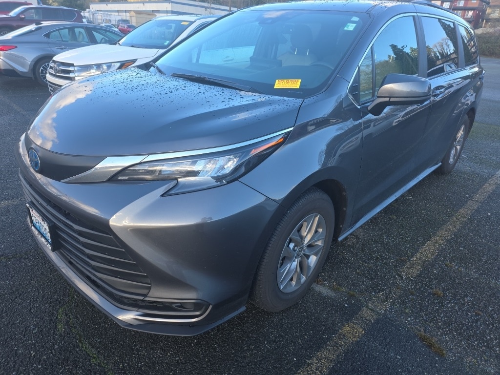 2025 Toyota Sienna LE's photo