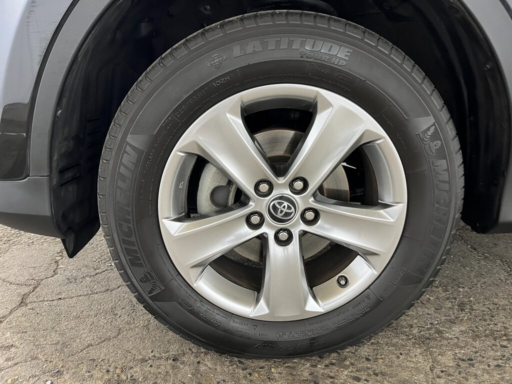 2015 Toyota RAV4 XLE photo 4