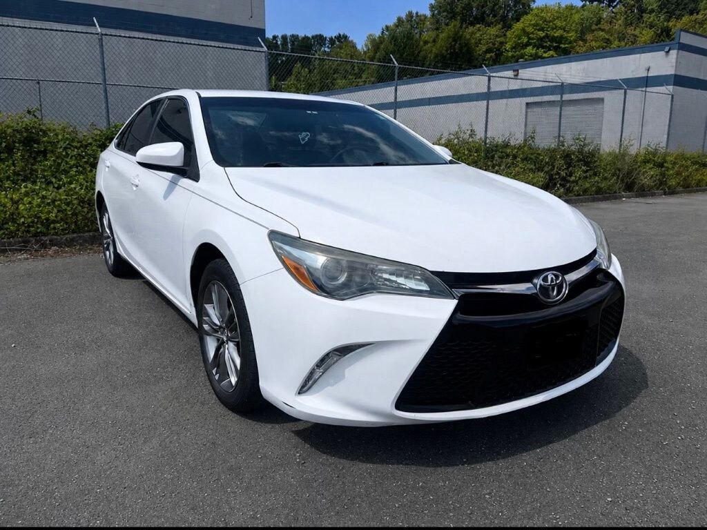 Used 2015 Toyota Camry SE Sedan