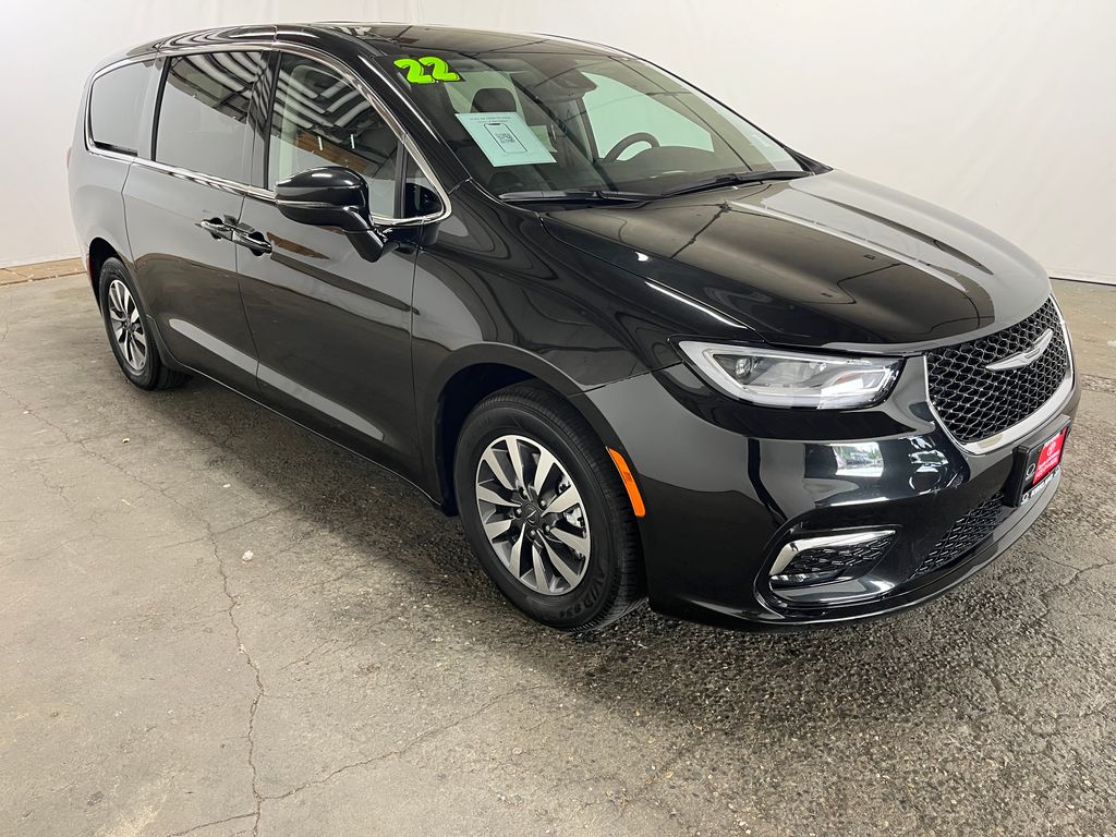 2022 Chrysler Pacifica Hybrid Touring L Hybrid's photo