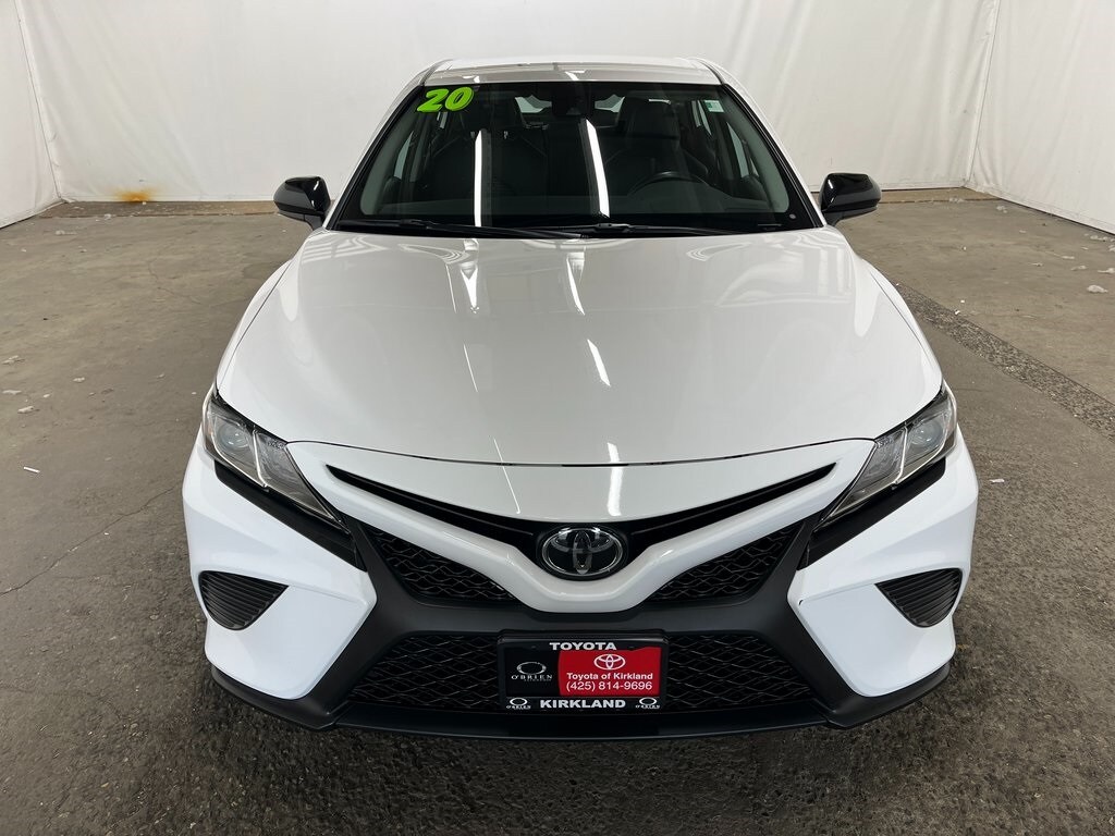2020 Toyota Camry SE photo 2
