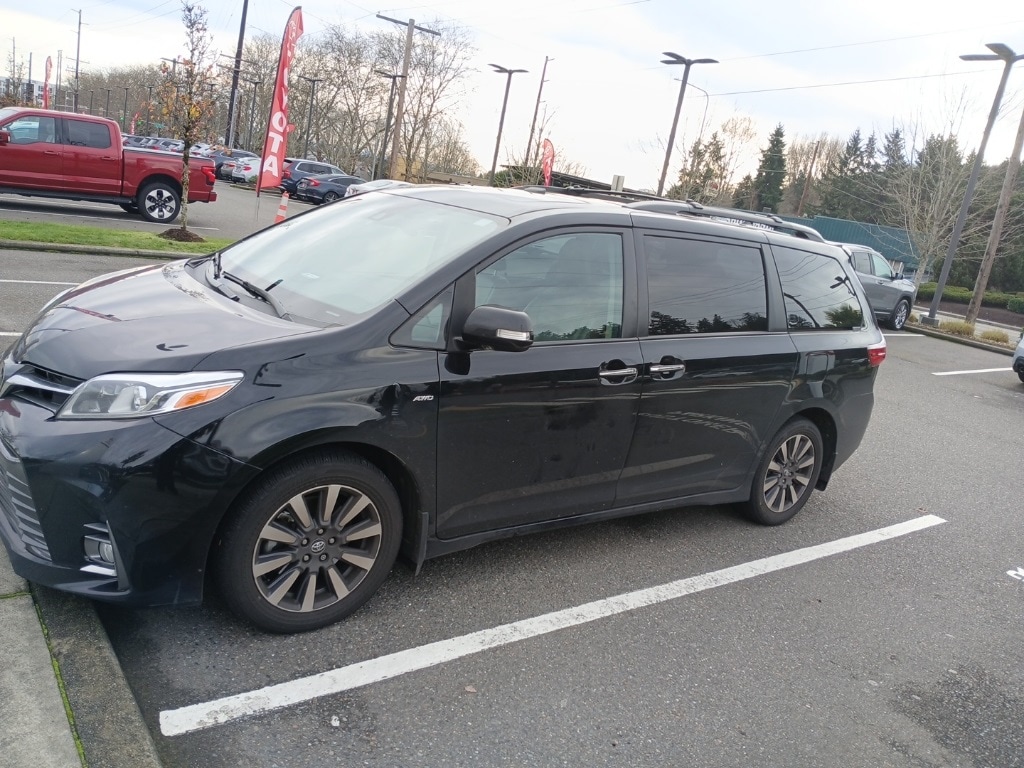 2018 Toyota Sienna Limited's photo