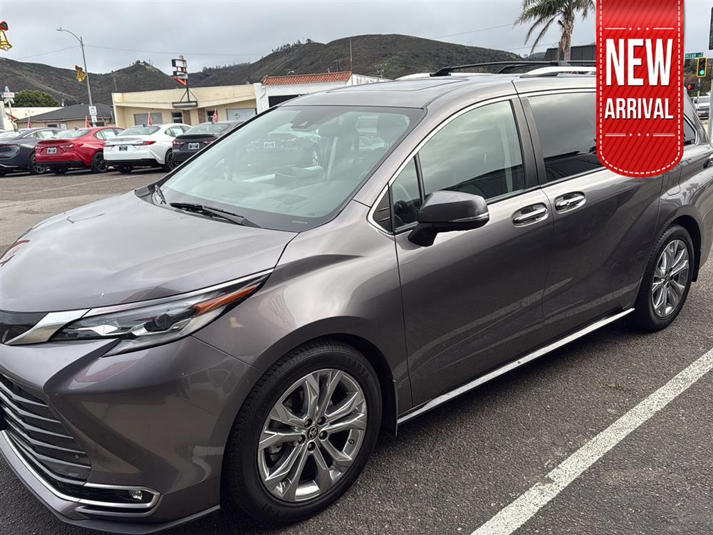 2022 Toyota Sienna Platinum's photo