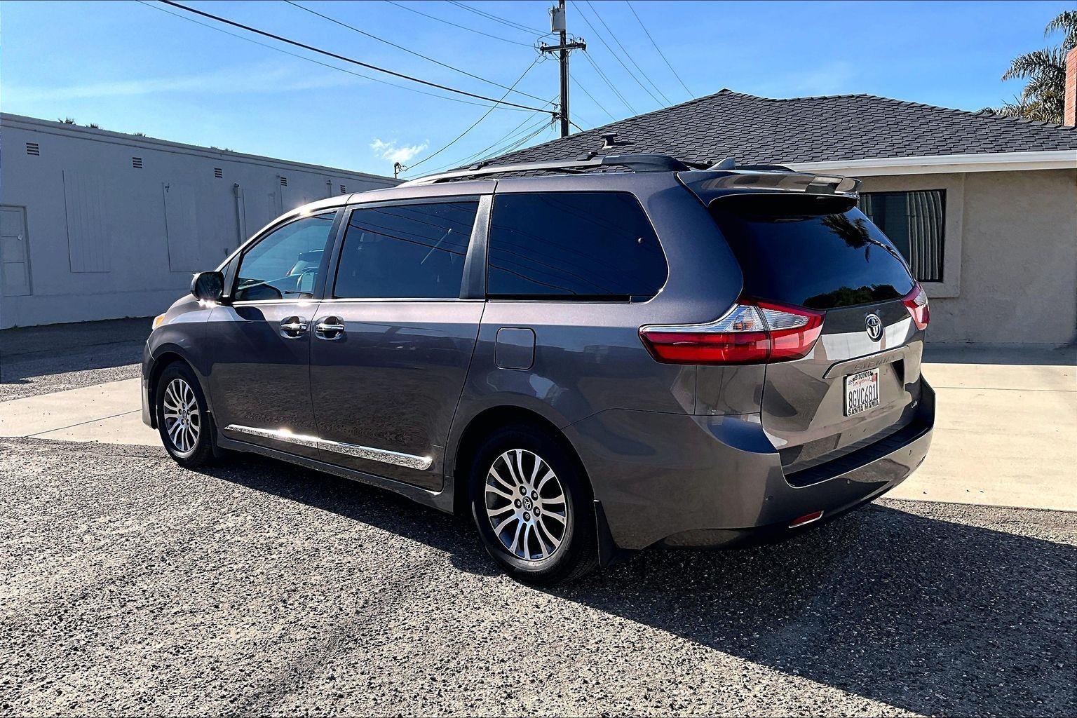 2019 Toyota Sienna XLE photo 3