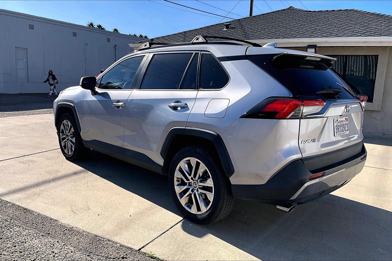 2019 Toyota RAV4 Limited photo 4