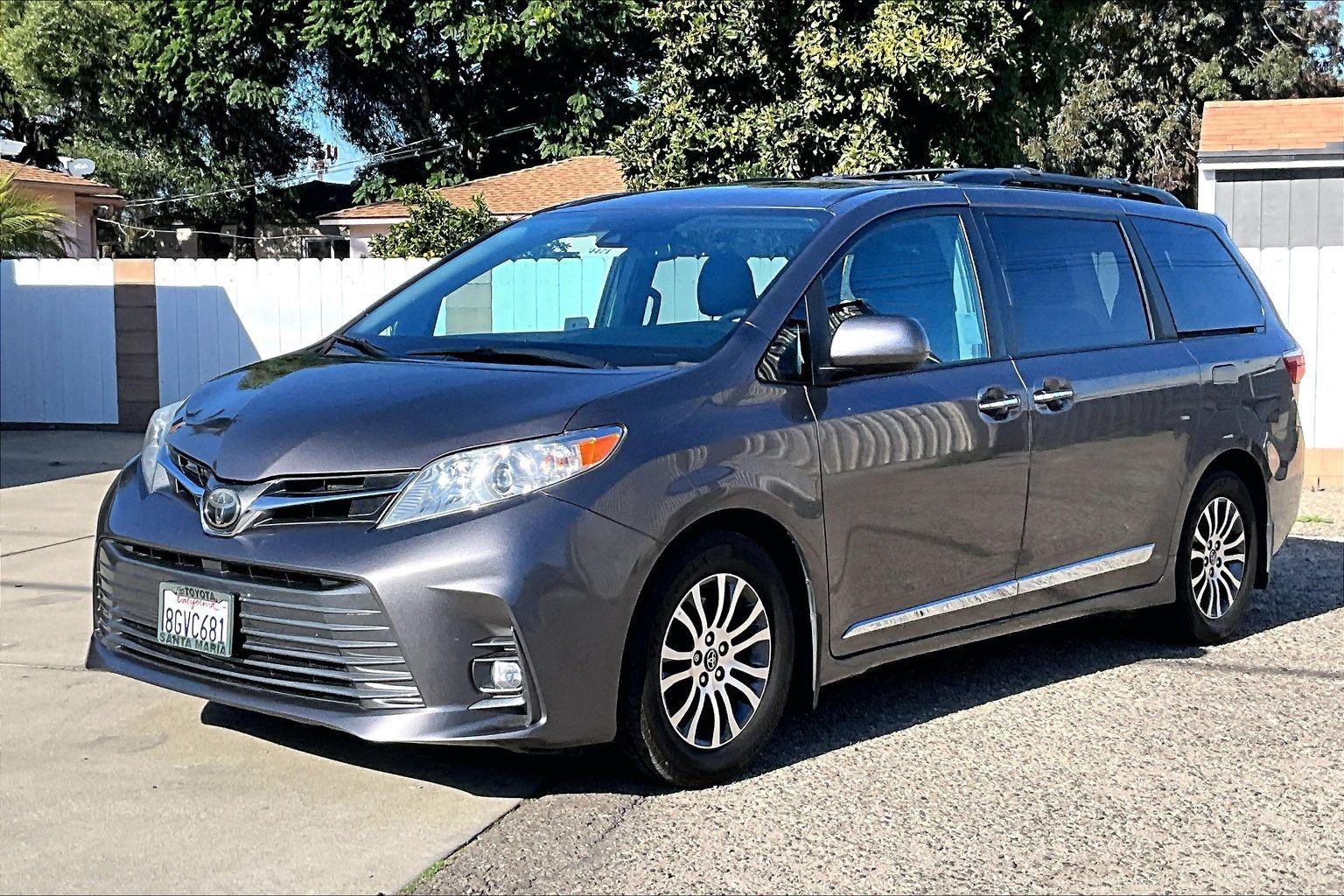2019 Toyota Sienna XLE photo 2