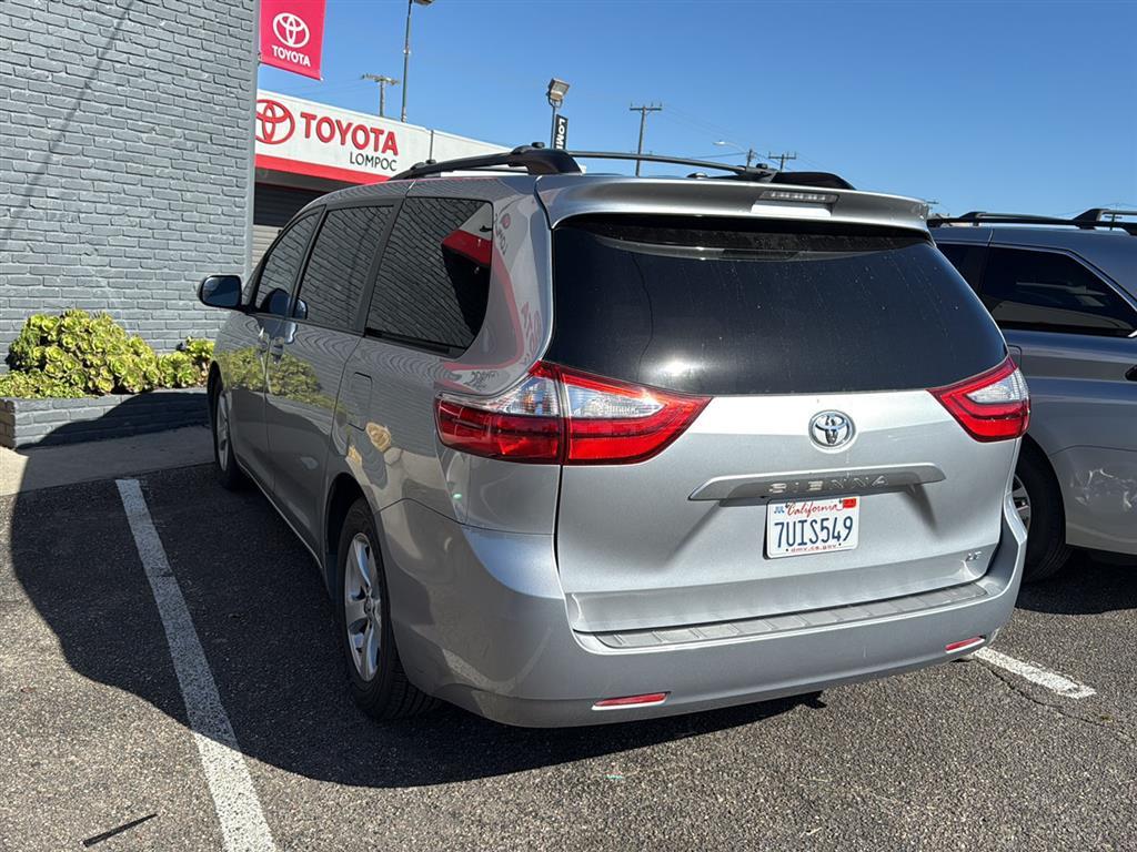 2016 Toyota Sienna LE photo 2