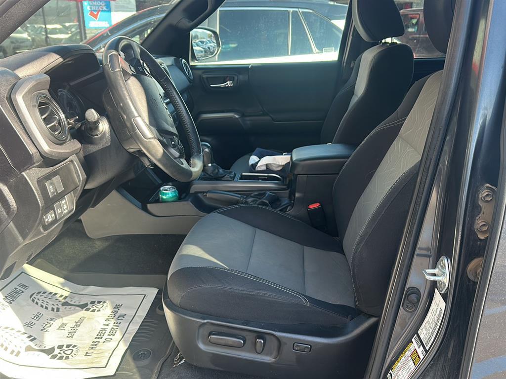 2022 Toyota Tacoma TRD V6 photo 2