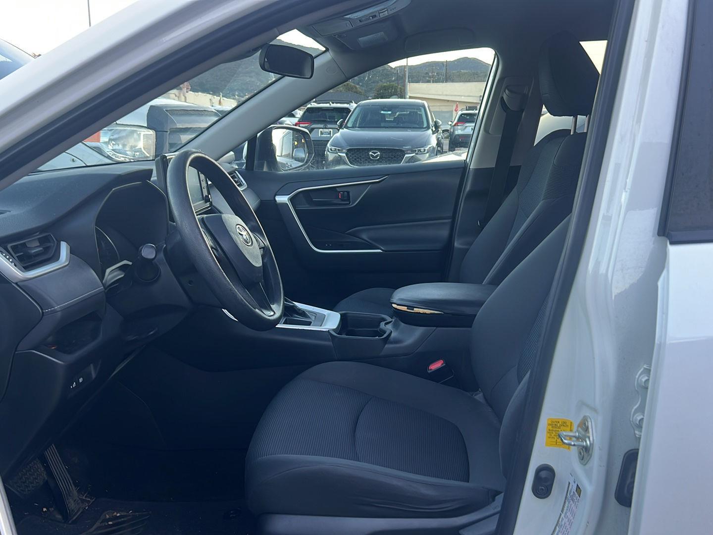 2019 Toyota RAV4 LE photo 3