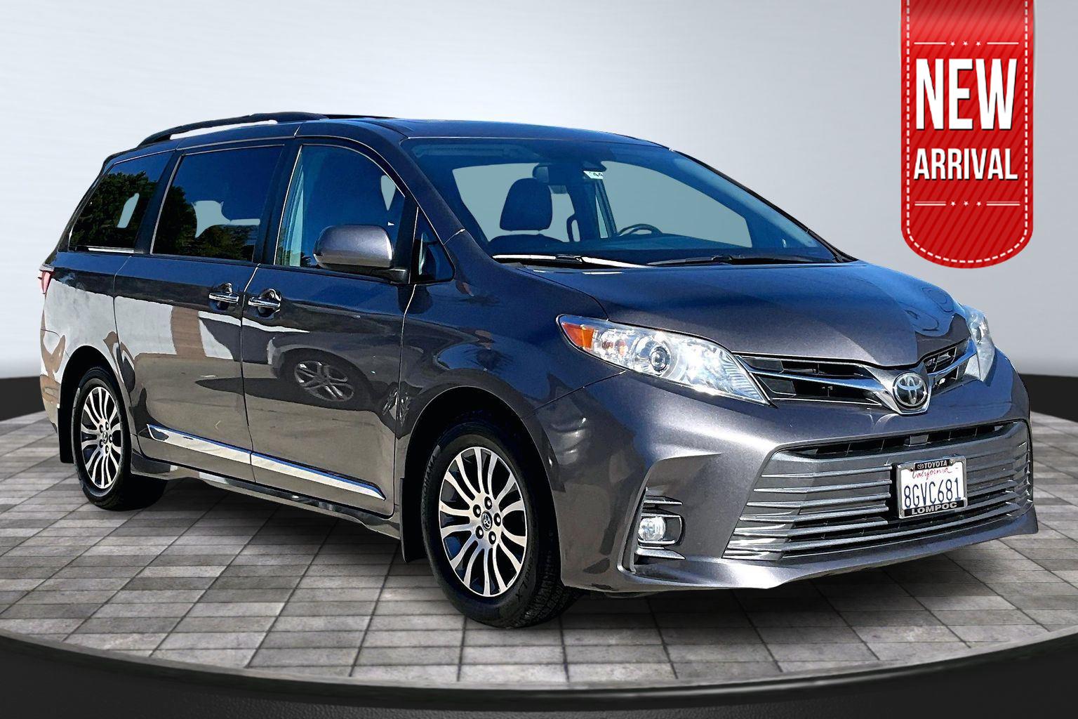2019 Toyota Sienna XLE's photo