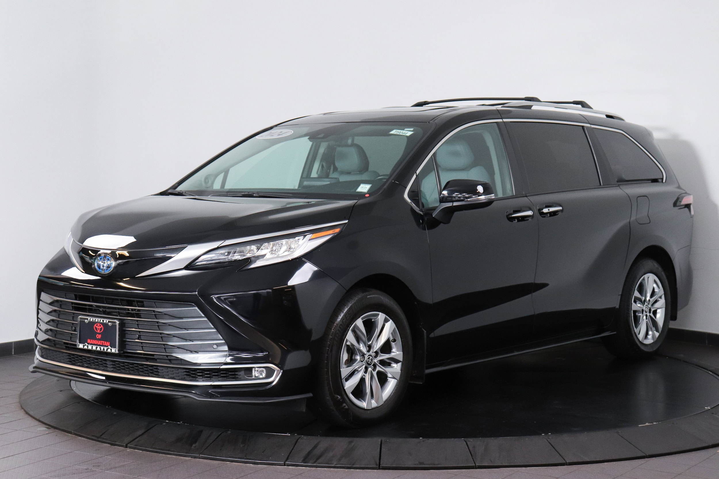 2024 Toyota Sienna Limited's photo