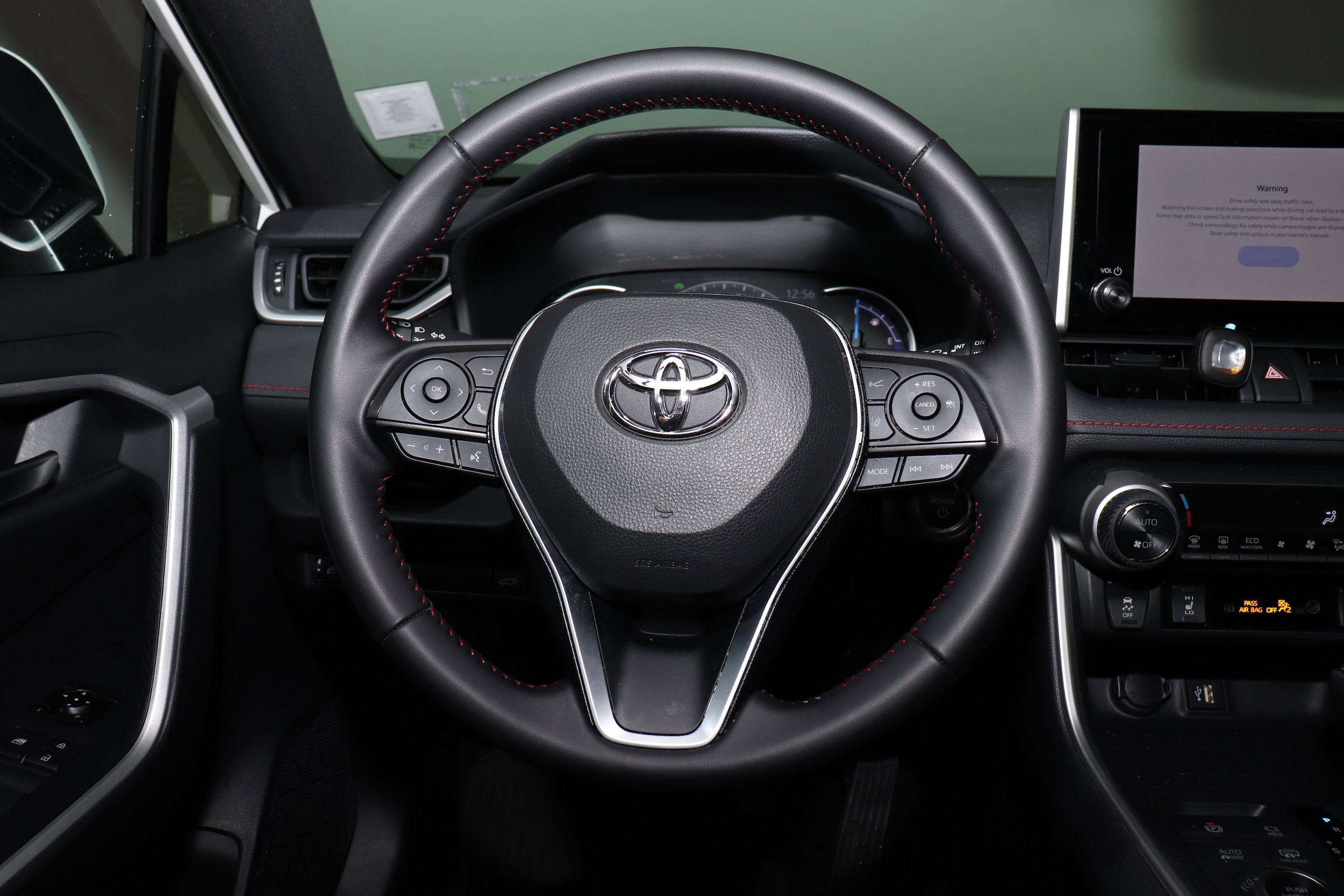 2025 Toyota RAV4 SE - Photo 20