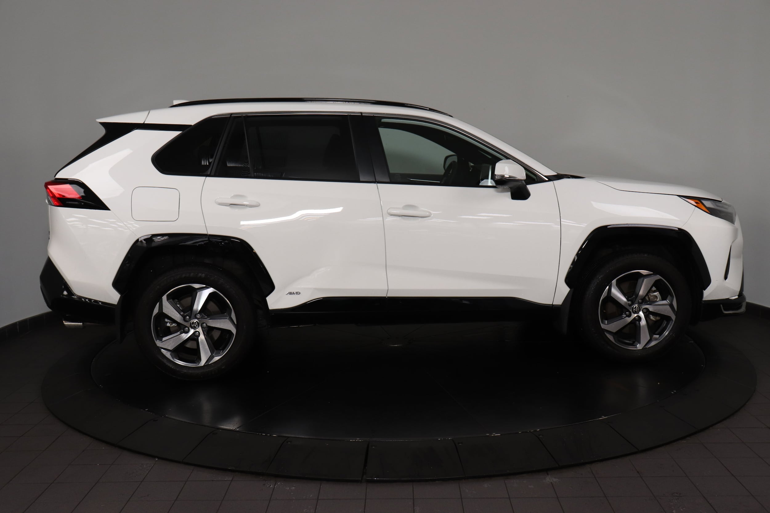 2025 Toyota RAV4 SE - Photo 6