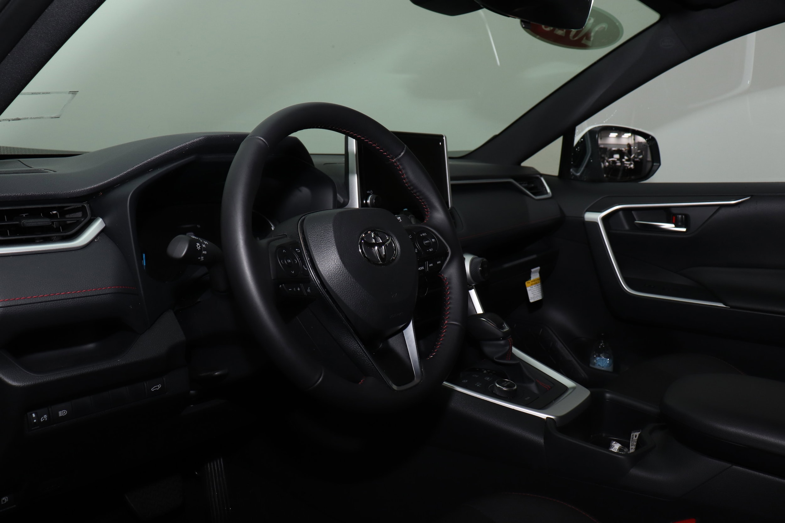 2025 Toyota RAV4 SE - Photo 13