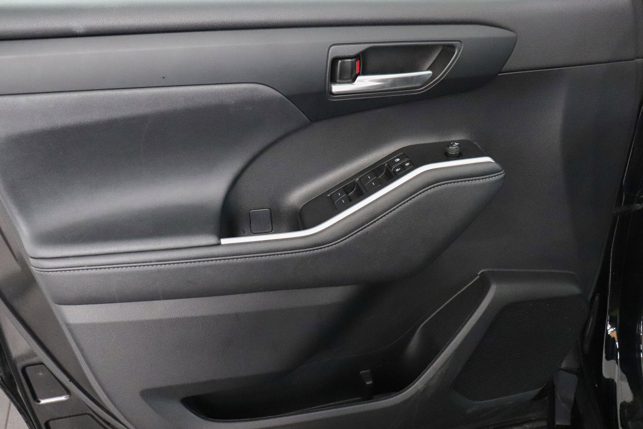 2024 Toyota Highlander LE - Photo 9