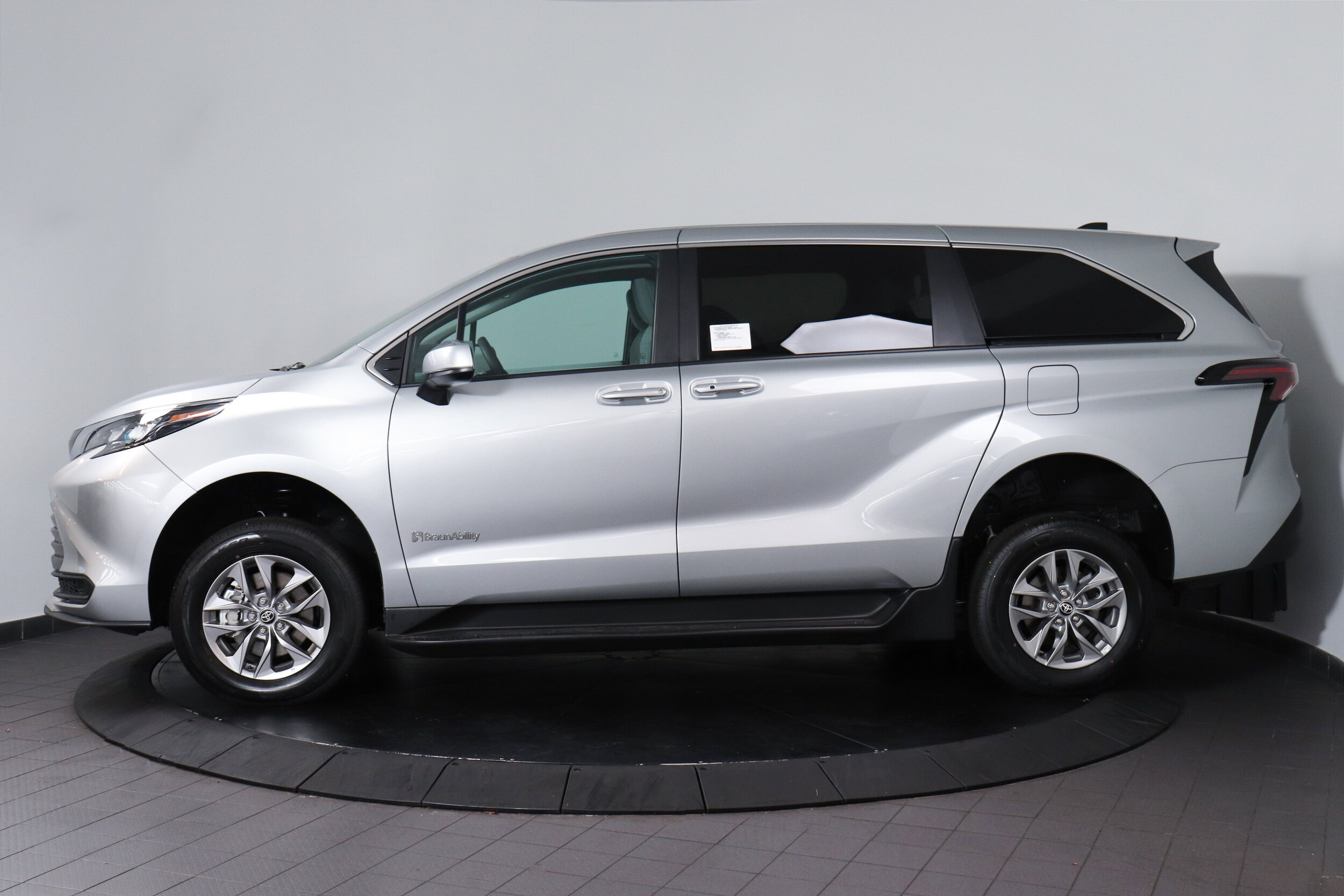 2025 Toyota Sienna LE photo 2