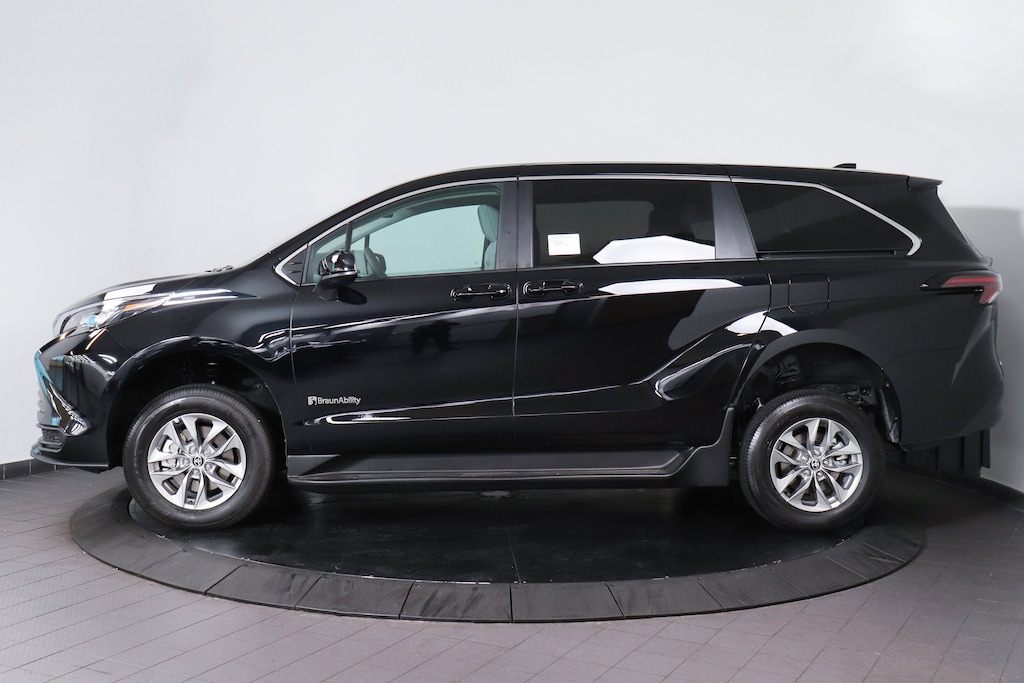 Used 2025 Toyota Sienna LE 8 Passenger Van Passenger Van