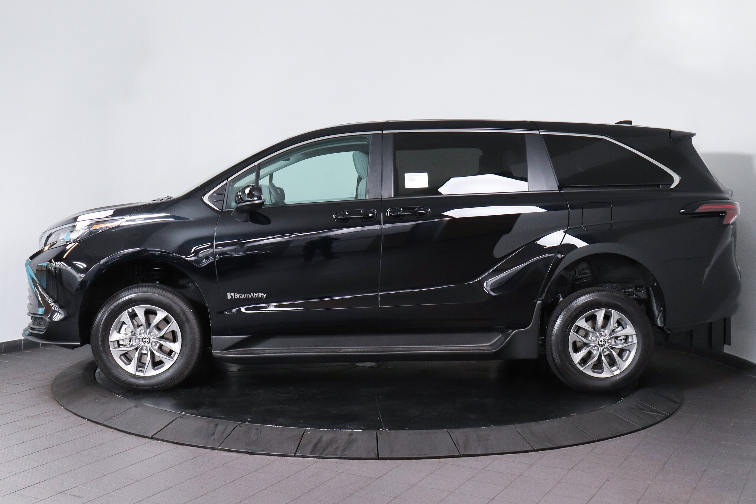 2025 Toyota Sienna LE photo 2