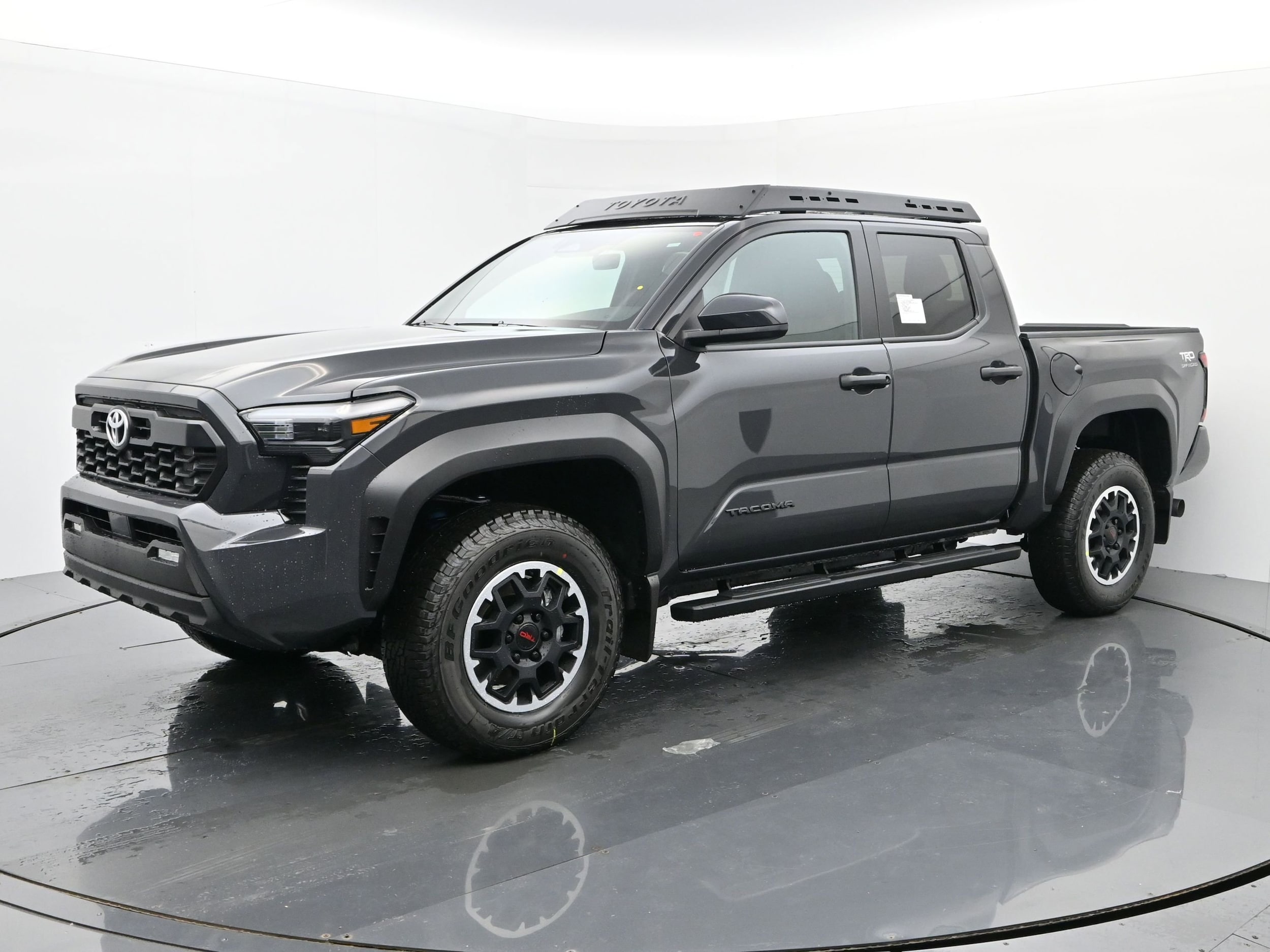 2025 Toyota Tacoma SR5's photo