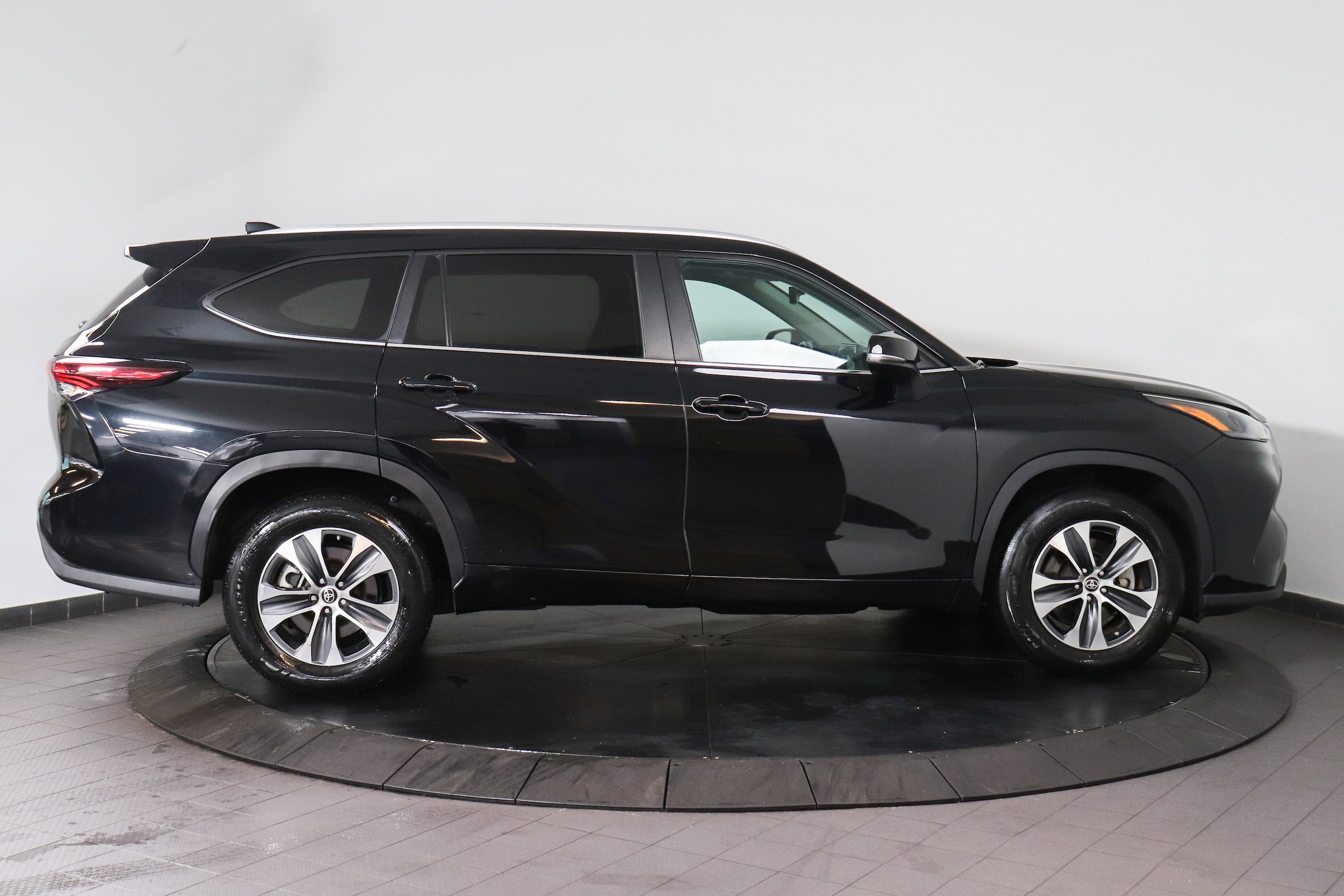 2024 Toyota Highlander LE - Photo 6