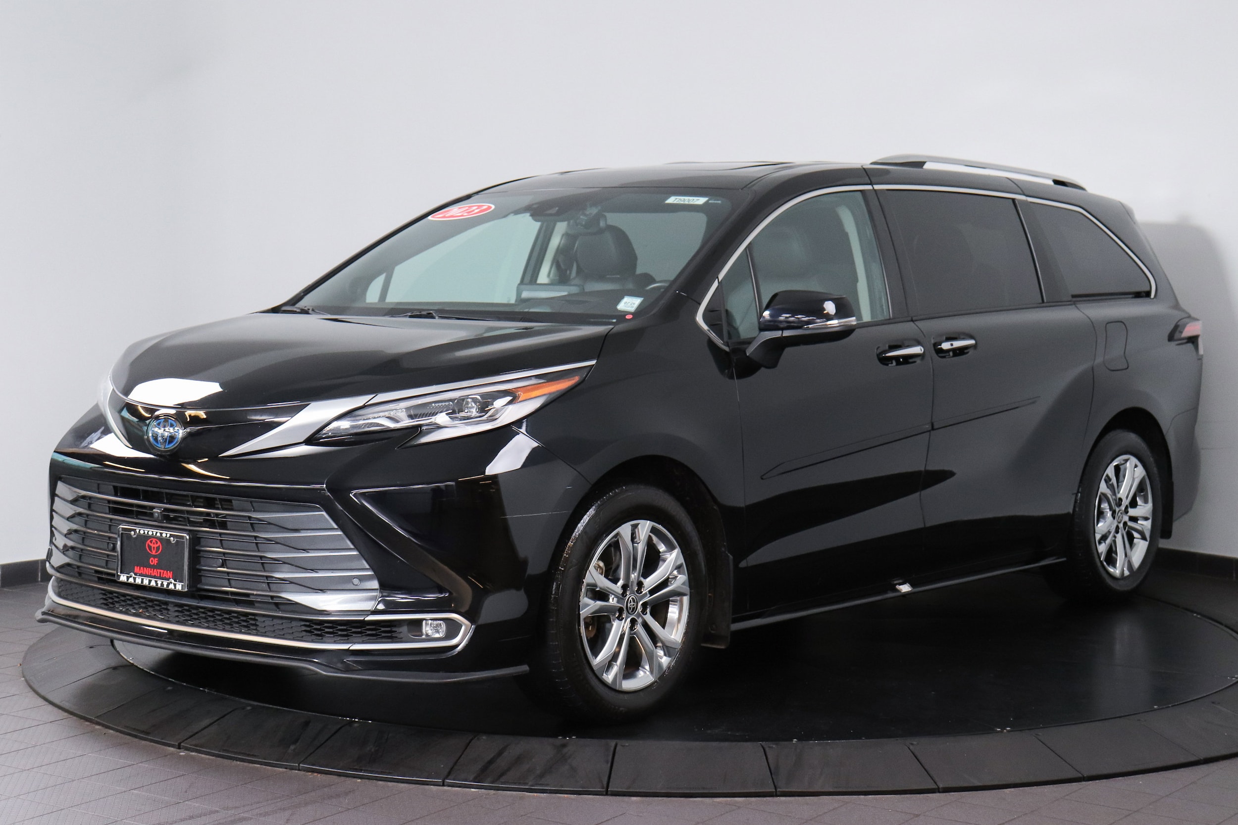 2023 Toyota Sienna Platinum's photo