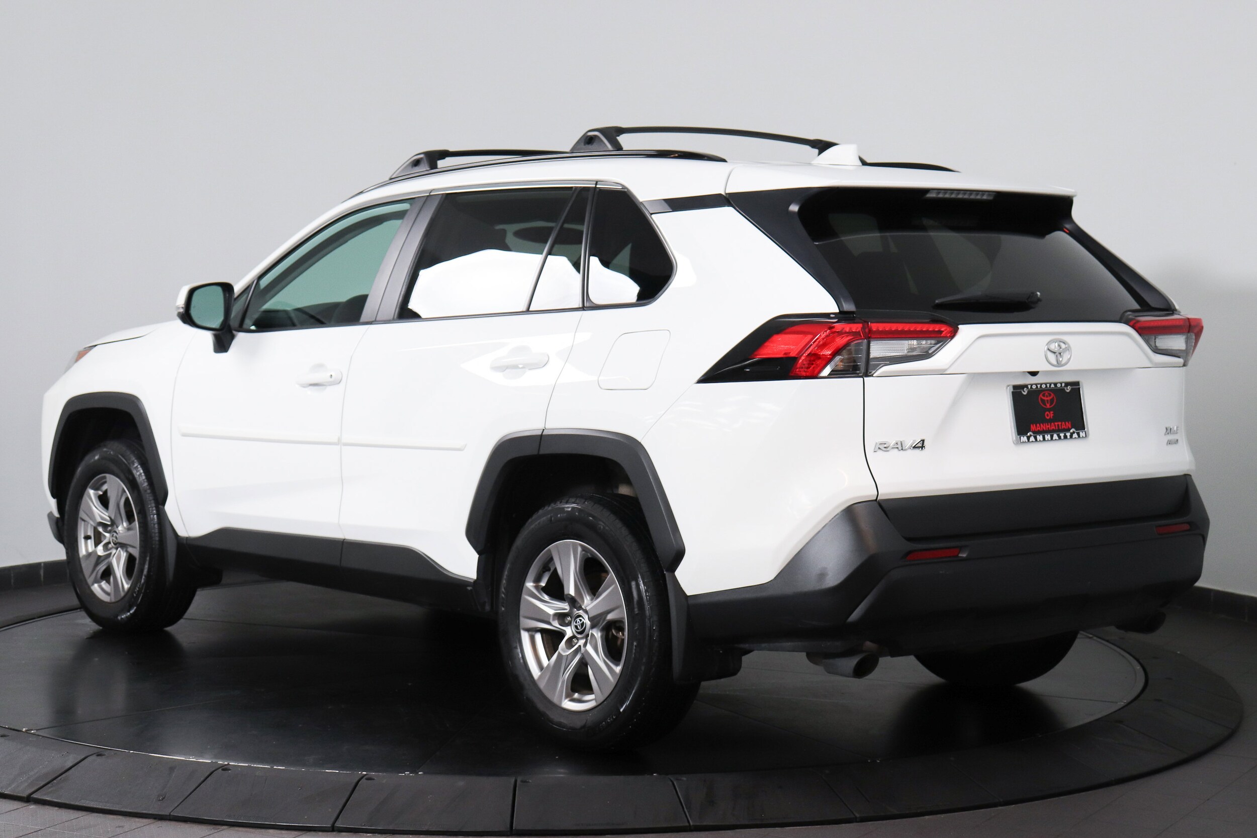 2022 Toyota RAV4 XLE photo 3