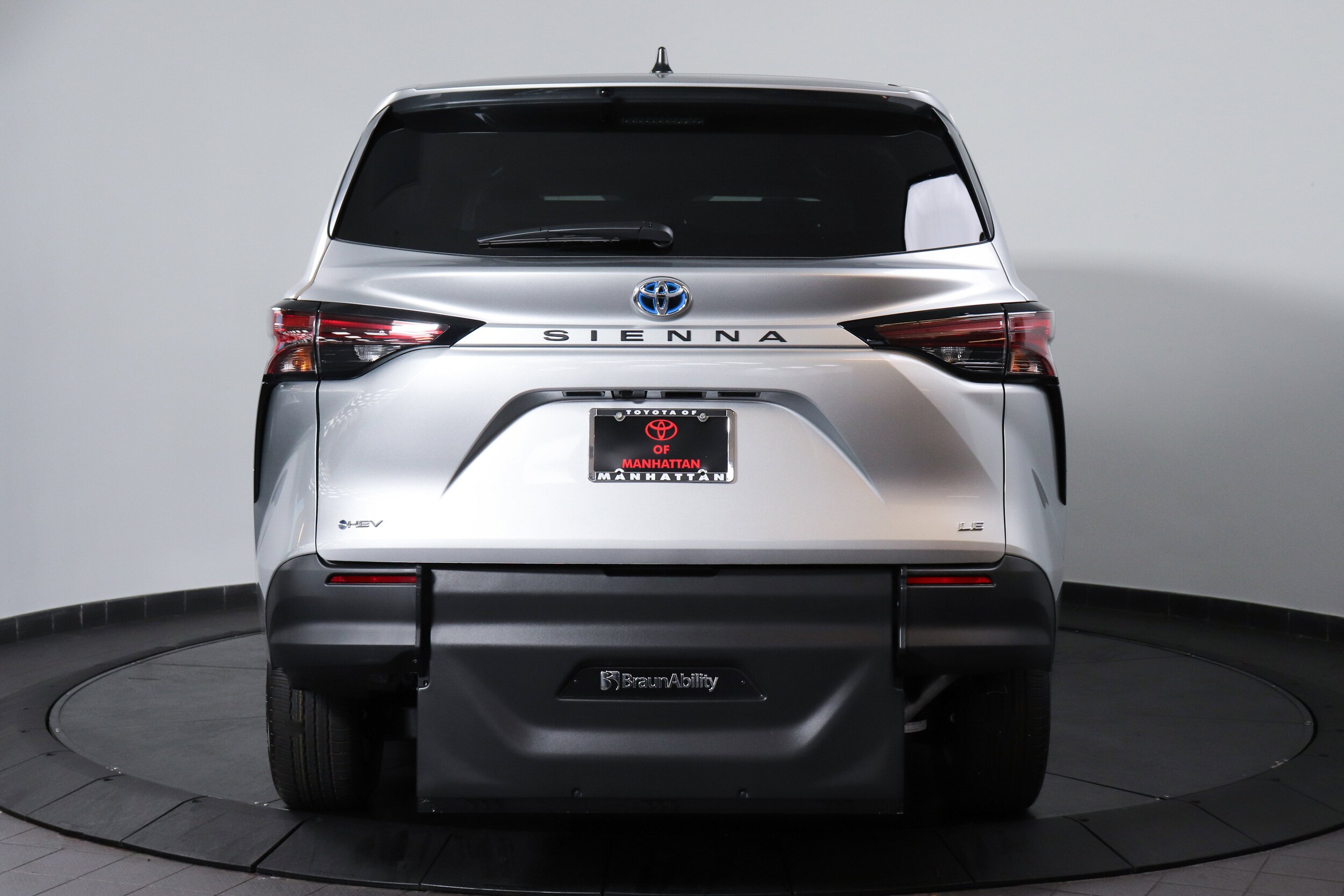 2025 Toyota Sienna LE photo 4