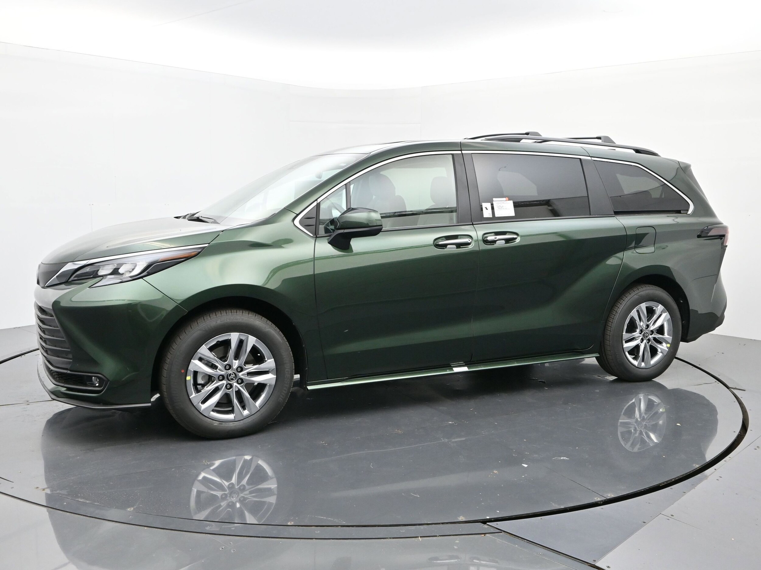 2025 Toyota Sienna XLE photo 2