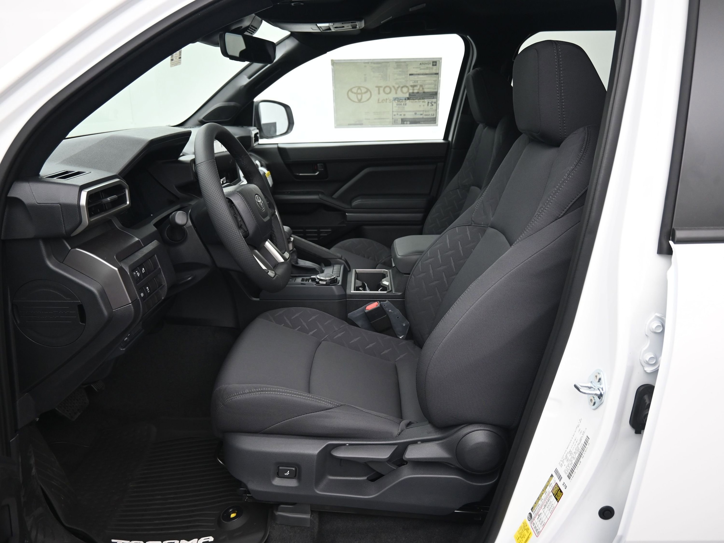 2025 Toyota Tacoma SR5 - Photo 11