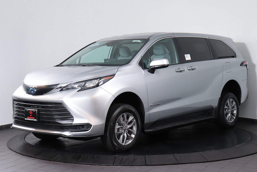 Used 2025 Toyota Sienna LE 8 Passenger Van Passenger Van