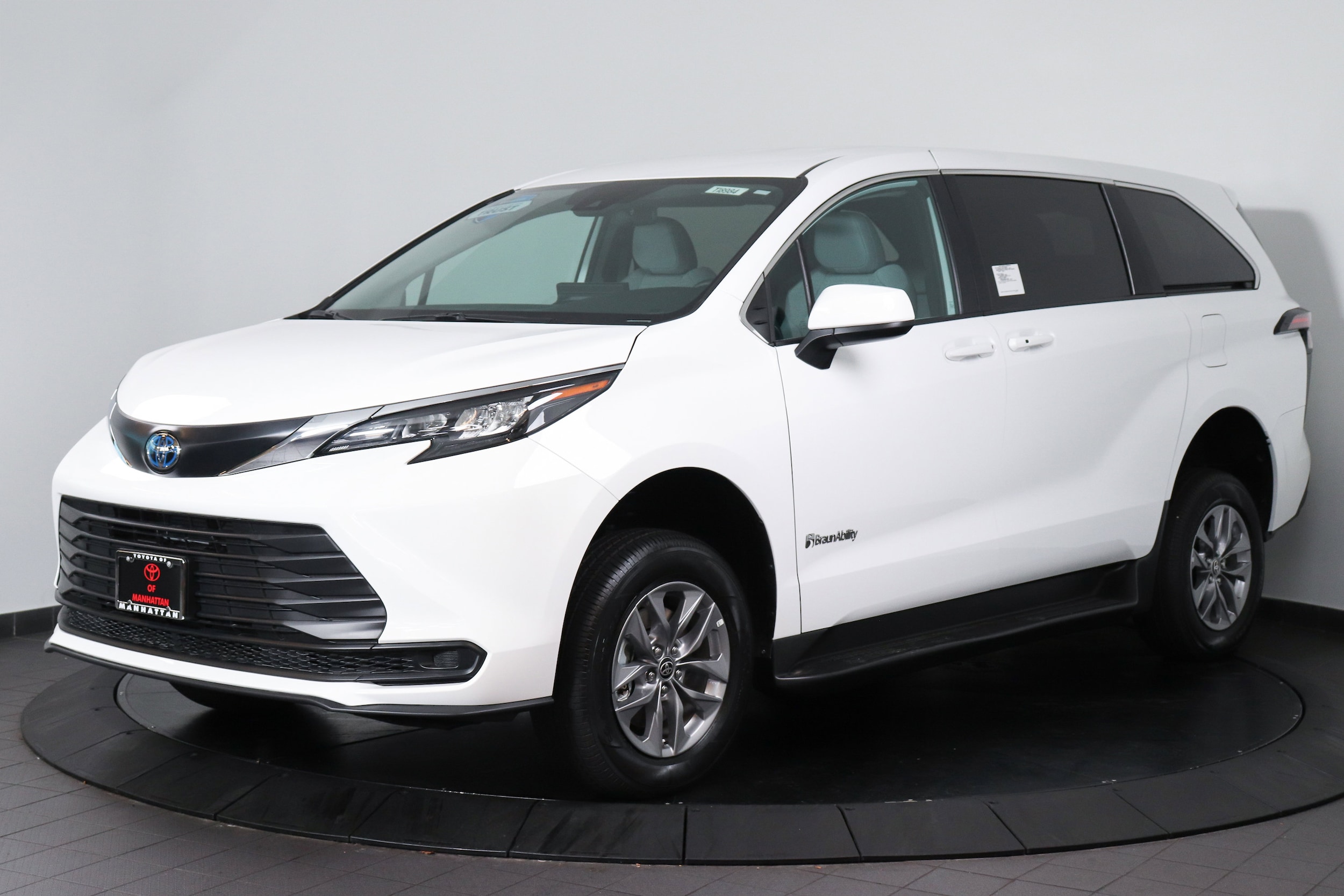 2025 Toyota Sienna LE's photo