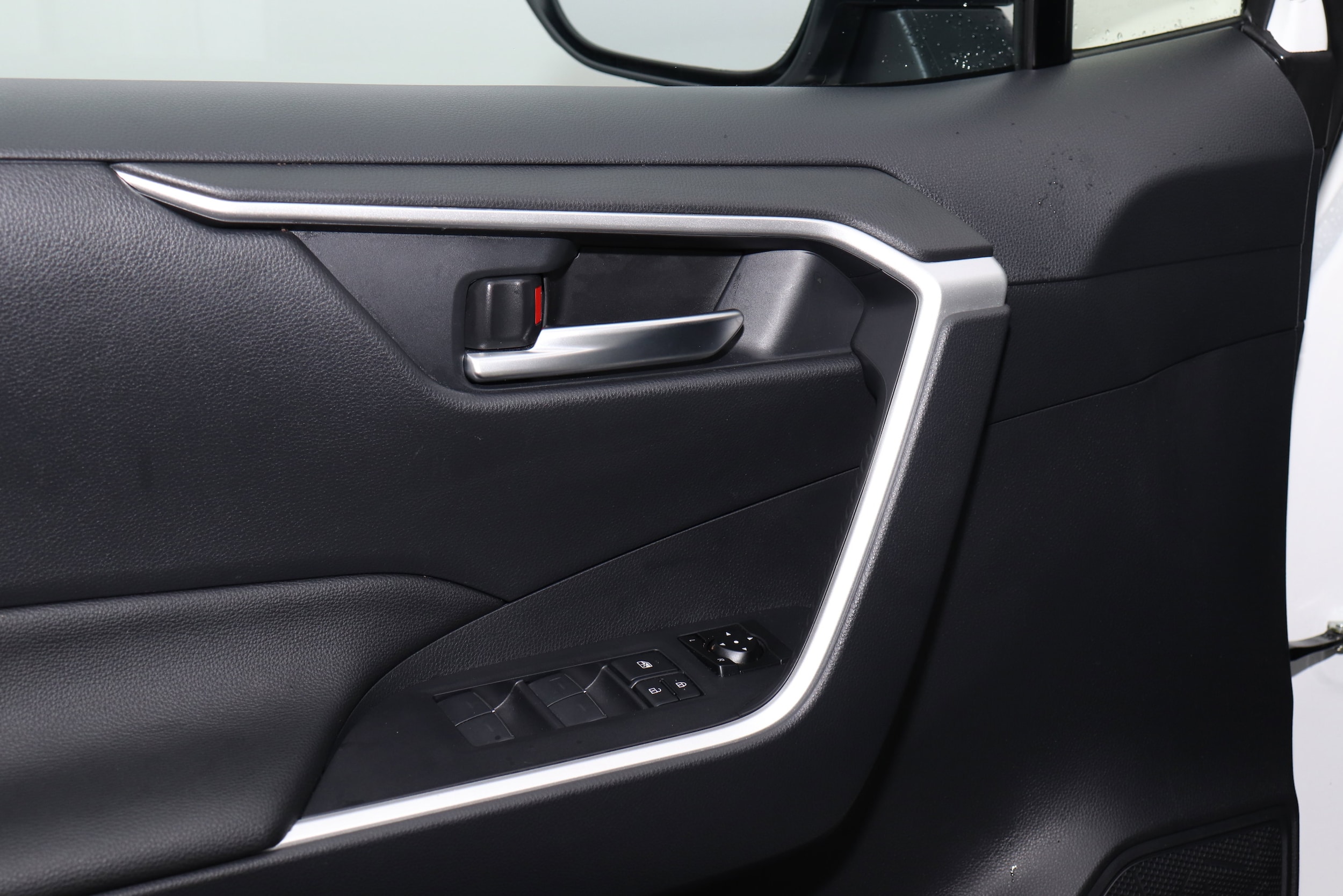 2025 Toyota RAV4 SE - Photo 10