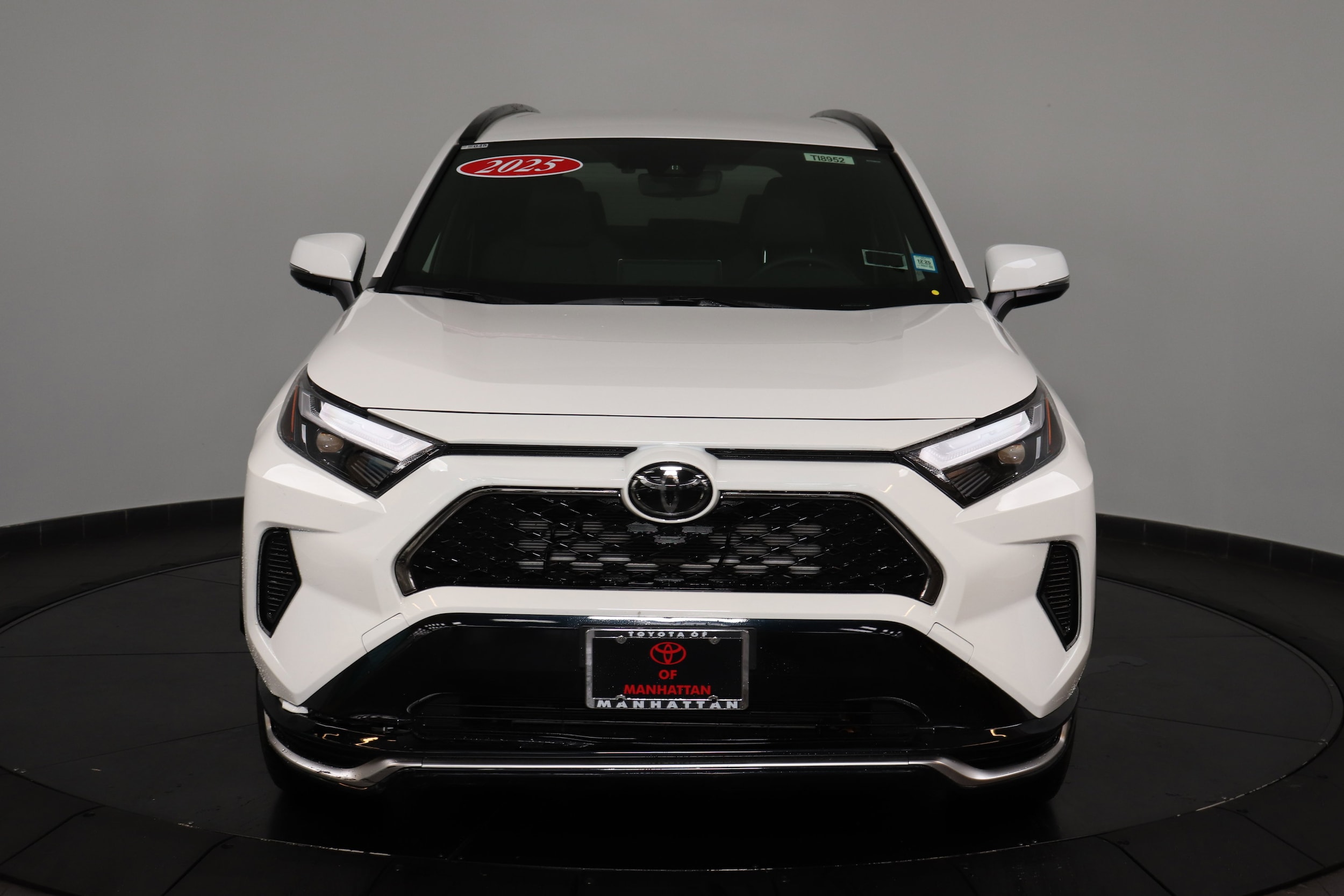 2025 Toyota RAV4 SE - Photo 8