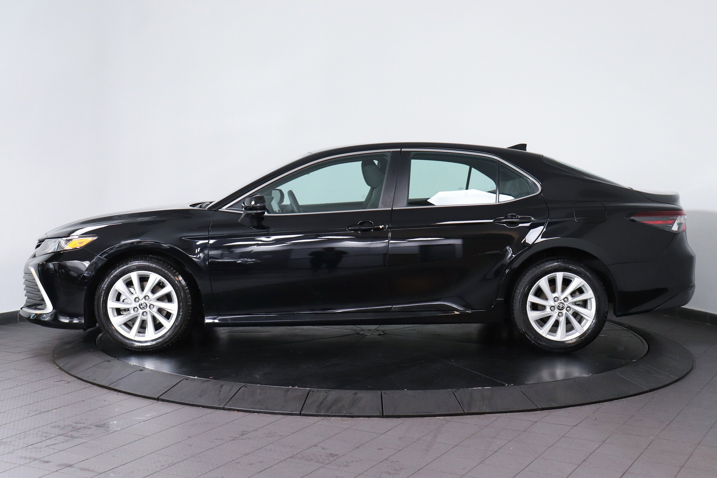 2023 Toyota Camry LE photo 2